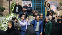 احسان آقایی: هنرمندان معاصر خود را از دست میدهیم بیآنکه به آنها اهمیت داده باشیم / تشییع پیکر حسن حاجینوری از خانه هنرمندان