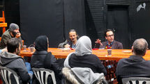 نامناسب بودن تالار و کمرنگ شدن گروتسک / نمایش